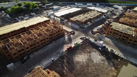 avión no tripulado sobre un nuevo sitio de construcción durante el verano