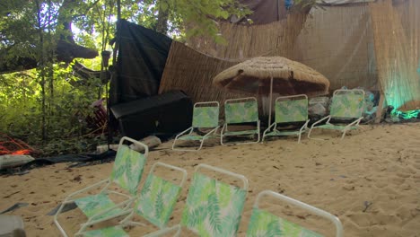 playa al aire libre se despliegan asientos en la arena
