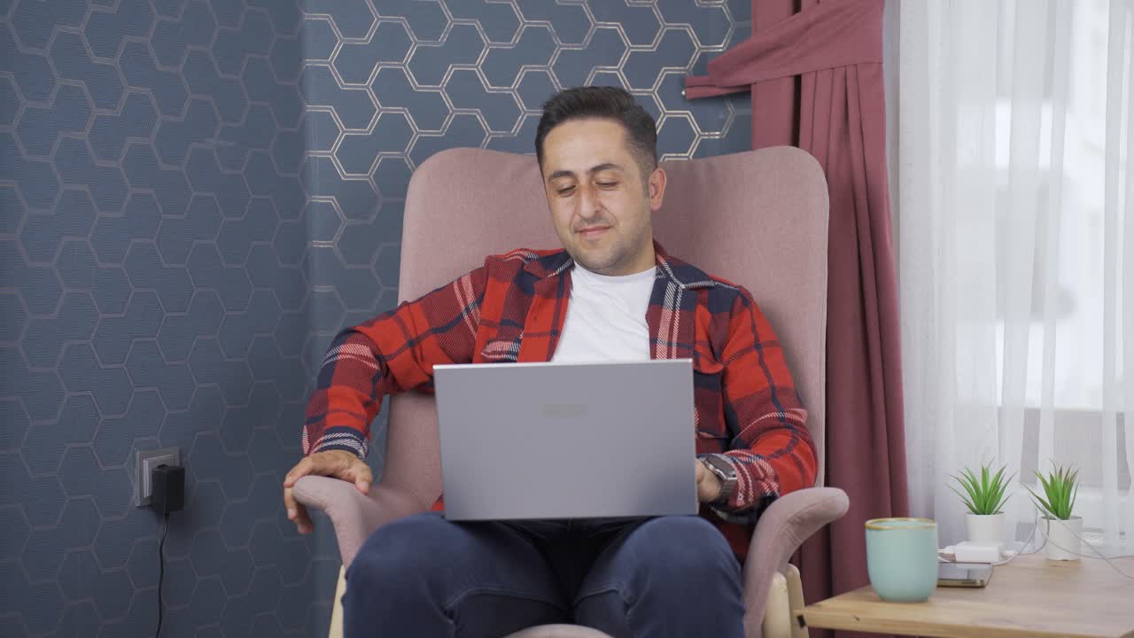 남자는 충전기를 플러그에서 꺼 ⁇ 니다.