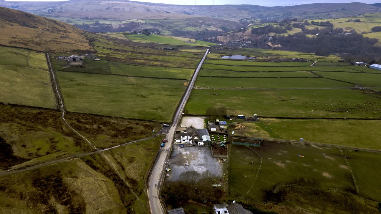 hiperlapso de los impresionantes alrededores que encapsulan la posada de descanso de los pastores sobre la pequeña ciudad de todmorden en la ladera del oeste de yorkshire