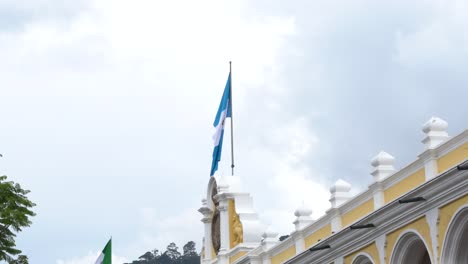 Die-Flagge-Von-Guatemala-Vom-Regierungsgebäude-In-Antigua