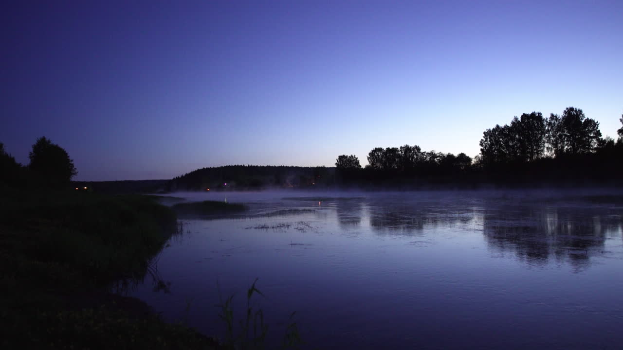 새벽이나 저녁에 안개가 가득한 강