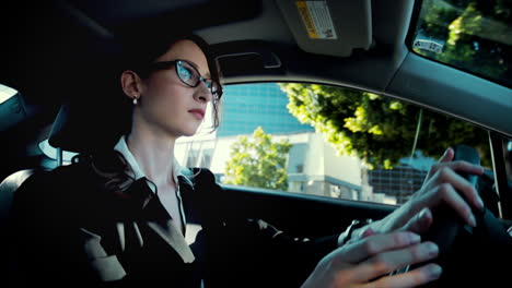 Business-woman-driving-with-a-neutral-expression