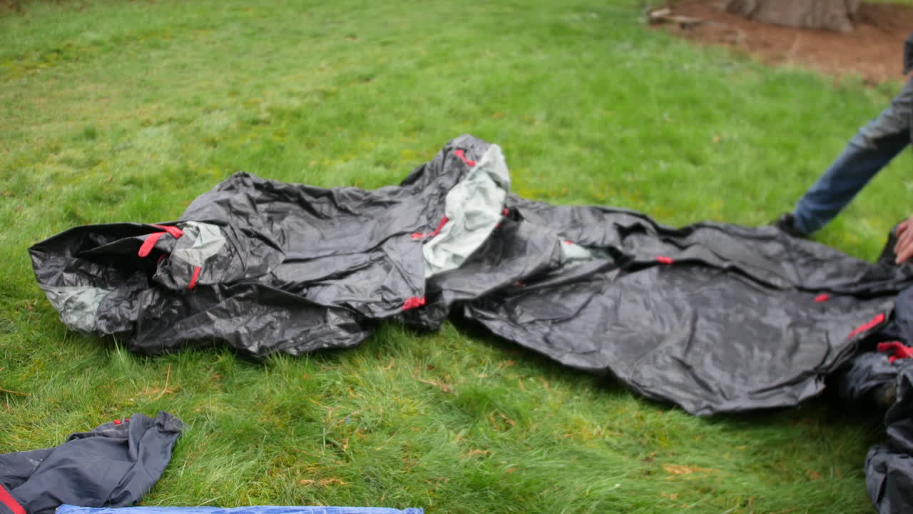 캠핑장 에 텐트 를 세우기 전 에 그 땅 에 텐트를 세우고 있는 사람