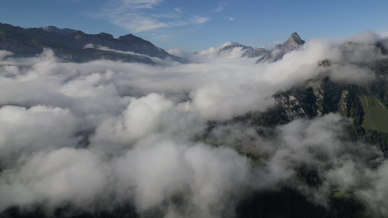 vista aérea de montanhas místicas: capturando a beleza de picos verdes e nuvens