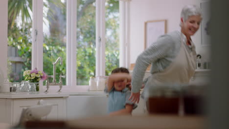 Abuela-Feliz-Bailando-Con-Una-Niña-En-La-Cocina-Abuela-Divirtiéndose-Bailando-Con-Su-Nieta-Celebrando-El-Fin-De-Semana-Familiar-En-Casa