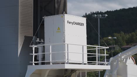 cargador de ferry eléctrico en la terminal de ferry jondal