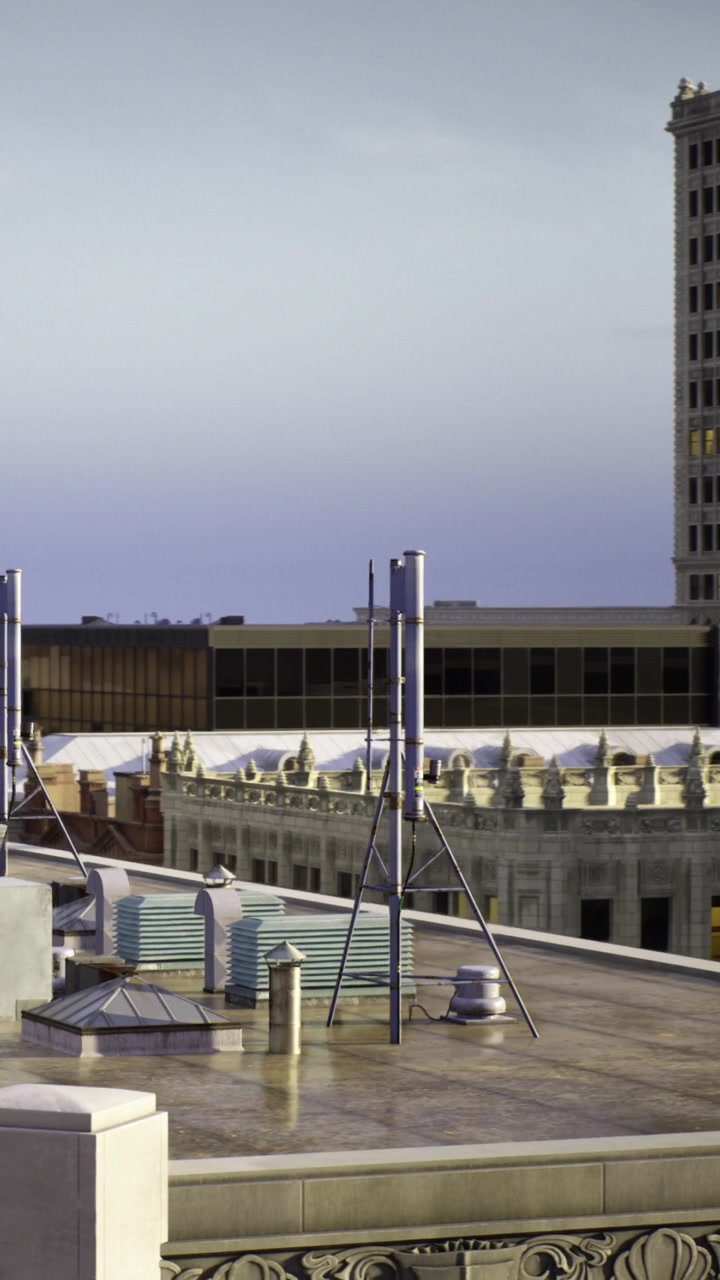 Vista desde la azotea de edificios de la ciudad con antenas y unidades de refrigeración contra el cielo