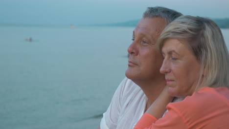 una pareja de mayores enamorados.