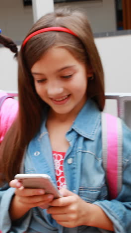 grupo de escolares que utilizan tabletas digitales y teléfonos móviles