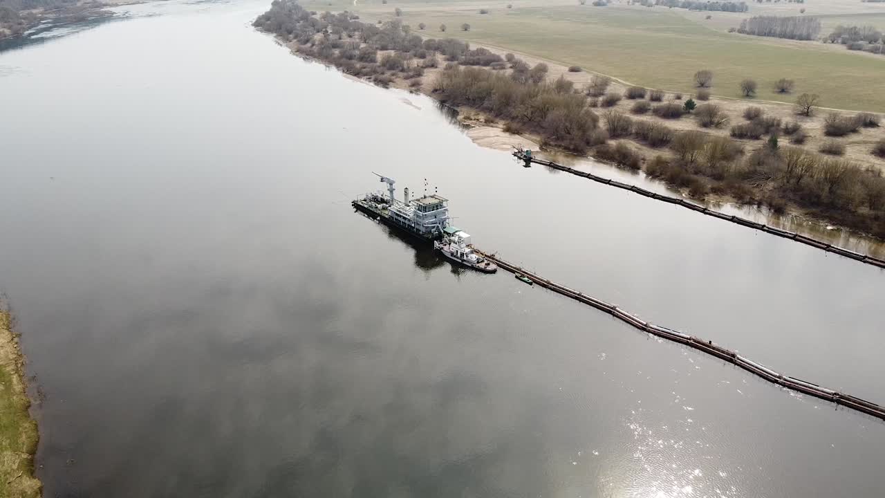 공중 측면 샷, 리투아니아에서 준설선 심화 nemunas 강