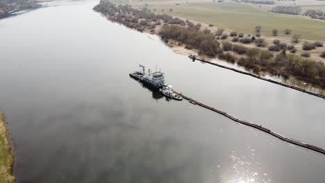 draga profundizando el río nemunas en toma lateral aérea, lituania