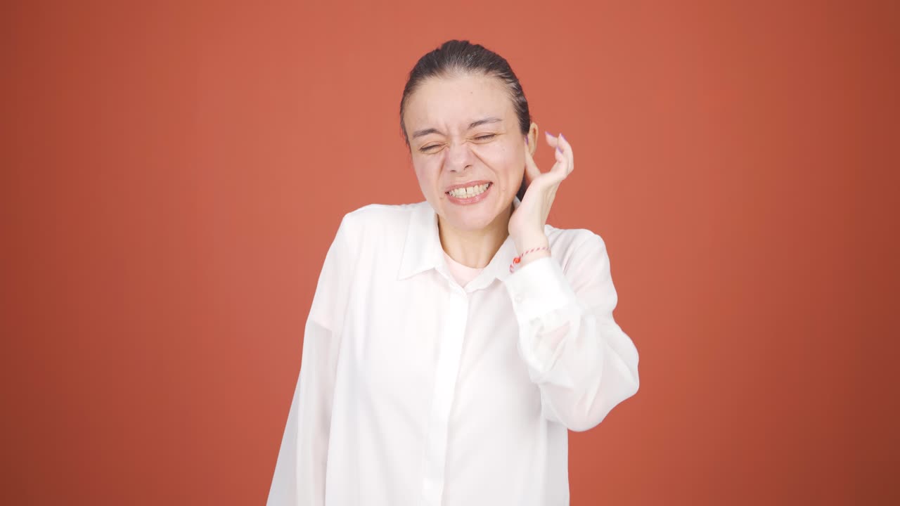 mujer con picazón en las orejas.