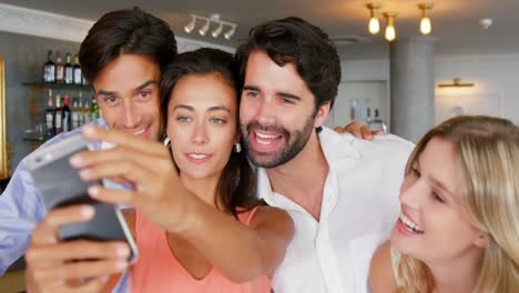 grupo de amigos tomando una selfie desde un teléfono inteligente