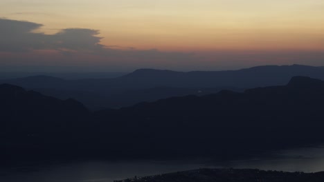 Panorama-Luftbild-Hyperlapse-Sonnenuntergang,-See-Bourget,-Frankreich,-Aix-les-Bains,-Landschaft,-Alpenberge-über-Farbverlauf,-Orange,-Golden,-Rosa,-Skyline