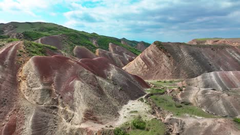 Volando-A-Través-De-Las-Coloridas-Montañas-Del-Arco-Iris-En-Udabno,-Georgia---Disparo-De-Drones