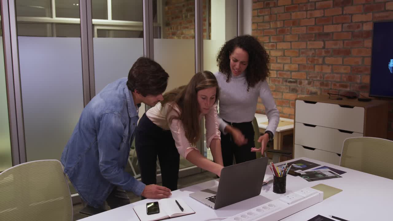 empresarios creativos que trabajan en oficinas modernas