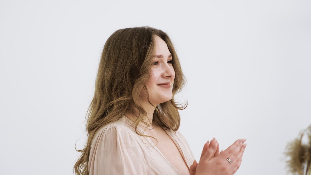 гости аплодируют внутри.