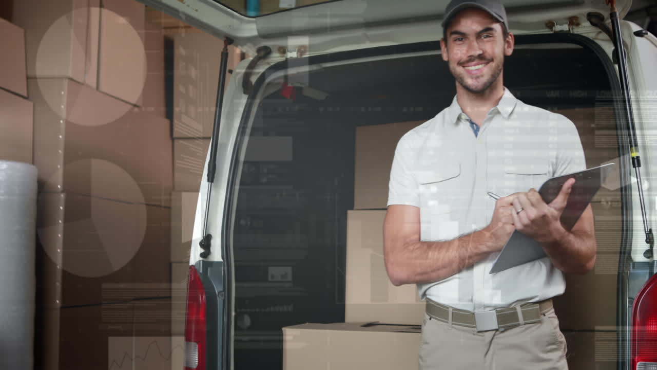 animación del procesamiento de datos sobre el hombre empacando cajas en el coche