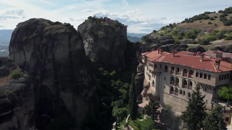 Vista-De-Drone-Monasterio-De-Varlaam-Meteora-Grecia-Día-Soleado-Iglesia-De-Primavera