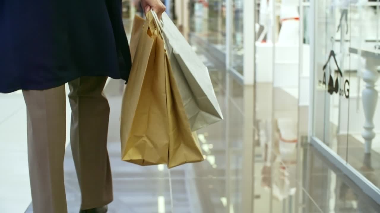 쇼핑 후 종이 봉지를 들고 다니는 것