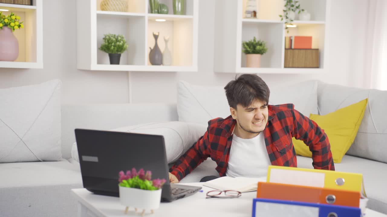 좌석에 뛰어들고 싶은 어색한 남자가 땅에 떨어집니다.