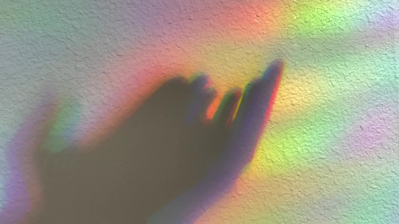 mano atrapando bendiciones desde arriba