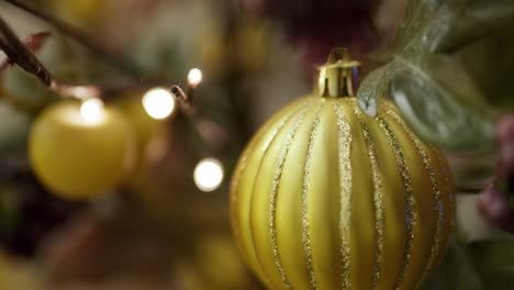 extremo primer plano de la pelota de navidad colgando en un árbol decorado casero de la familia durante las vacaciones de vacaciones