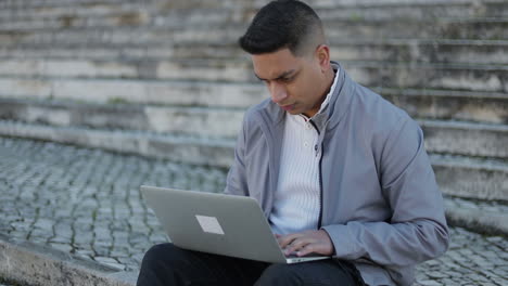 Konzentrierter-Junger-Mann,-Der-Auf-Dem-Laptop-Tippt