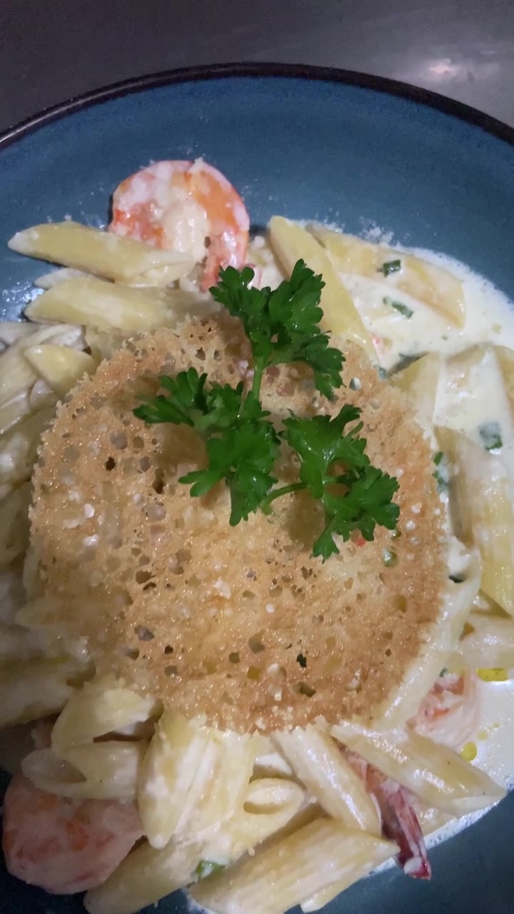 Penne cremose con gamberi e cialda di Parmigiano