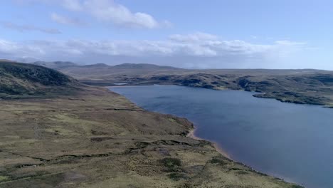 Seguimiento-Aéreo-Tierra-Adentro-Muy-Por-Encima-Del-Lago-Sandwood