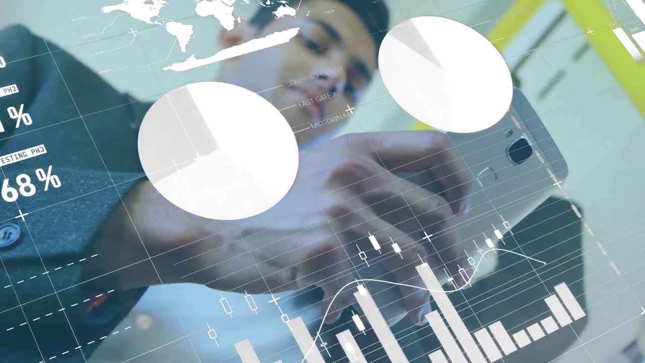 animación del procesamiento de datos estadísticos en un ángulo bajo vista de un hombre biracial usando un teléfono inteligente en el autobús