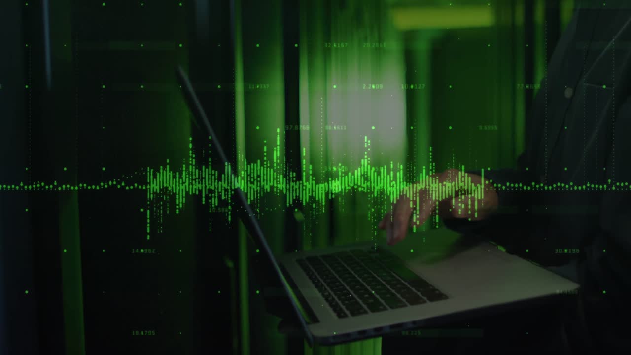 animación del procesamiento de datos a través de un técnico informático asiático que utiliza una computadora portátil por servidores informáticos