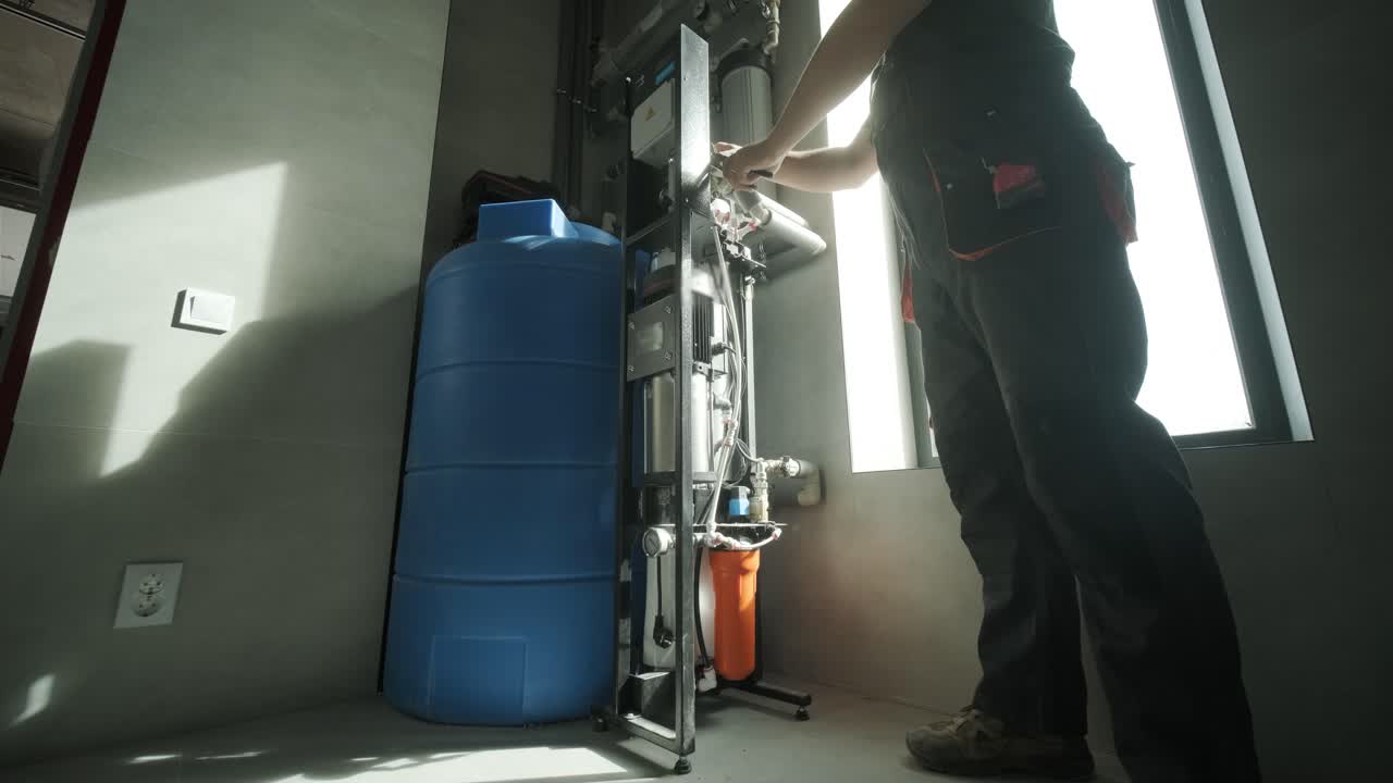 sistema de purificación de agua con tanque de almacenamiento azul y unidad de control