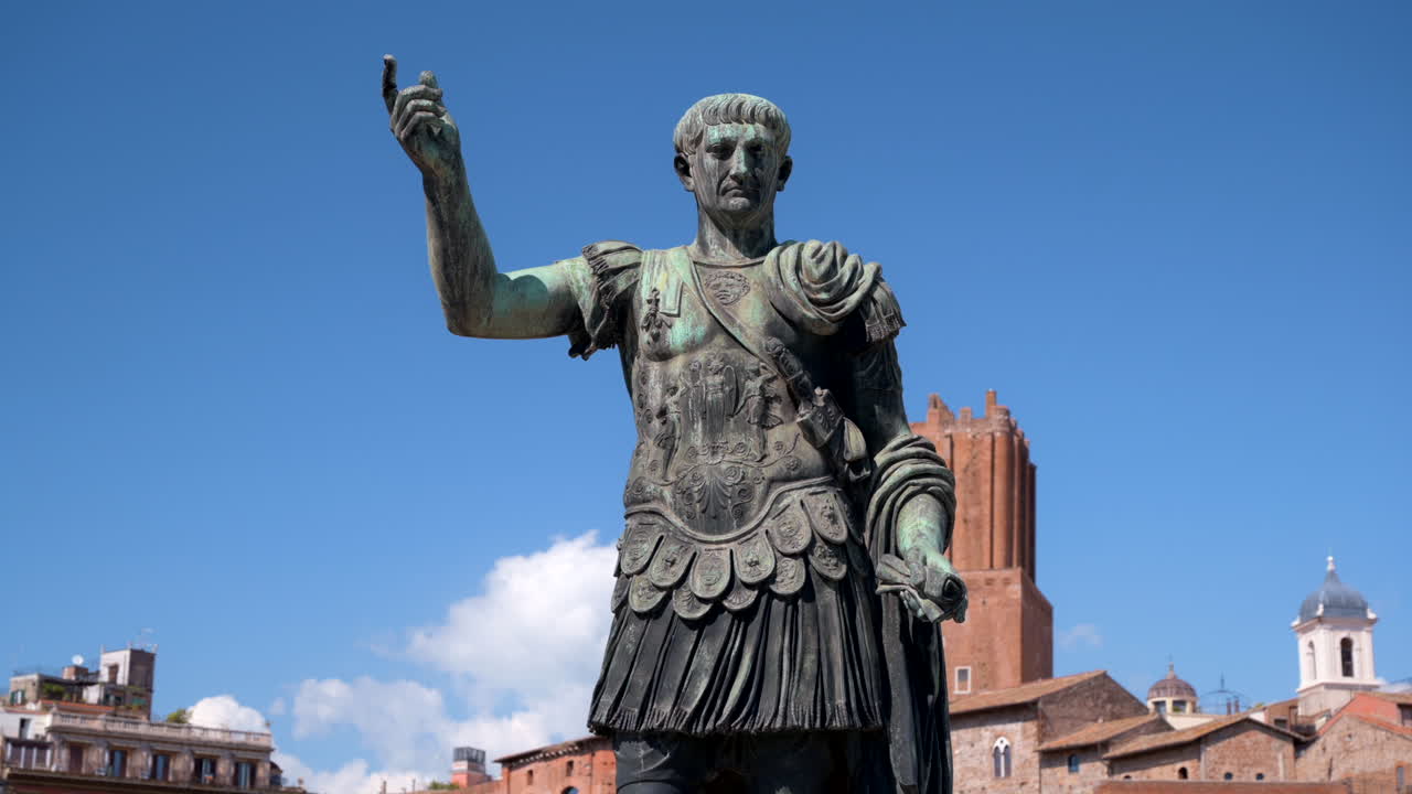 Roma, Italia - 16 giugno 2022: la statua di Giulio Cesare con la città sullo sfondo