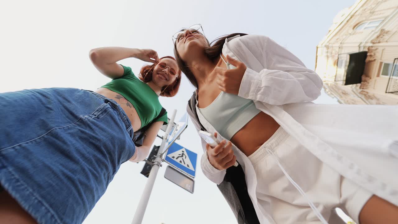 Due donne che camminano per strada