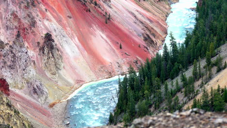 el río yellowstone se dobla alrededor de un colorido pedregal volcánico manchado de fumarolas.