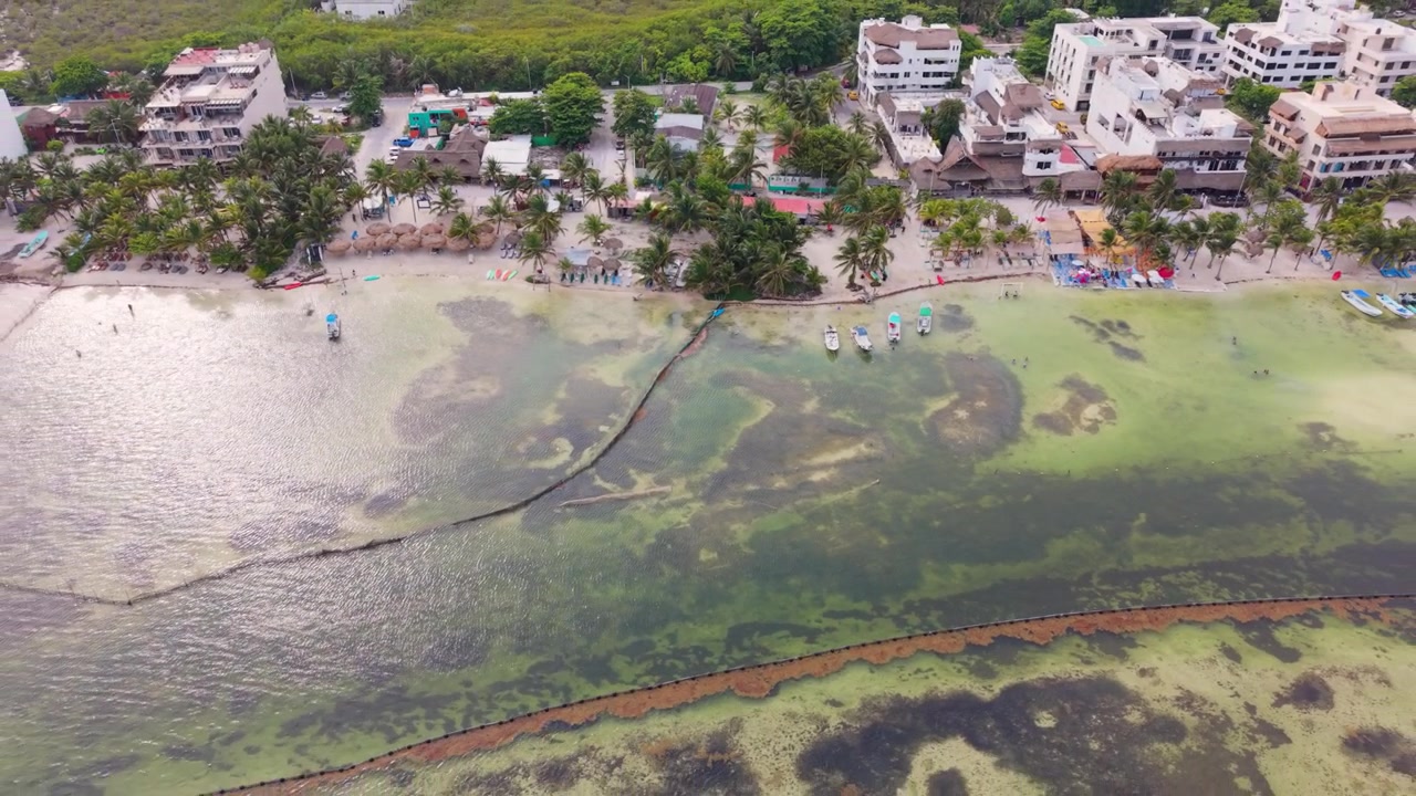 Destino turístico caribeño con paisajes frente a la playa en Mahahual, México.