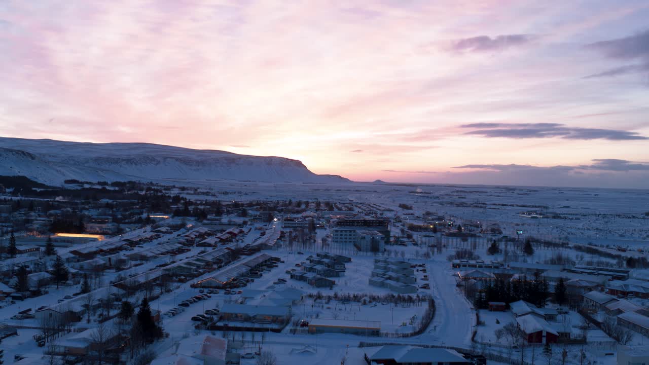 casas y calles de la ciudad de hveragerdi cubiertas de nieve durante el invierno al amanecer en el sur de islandia