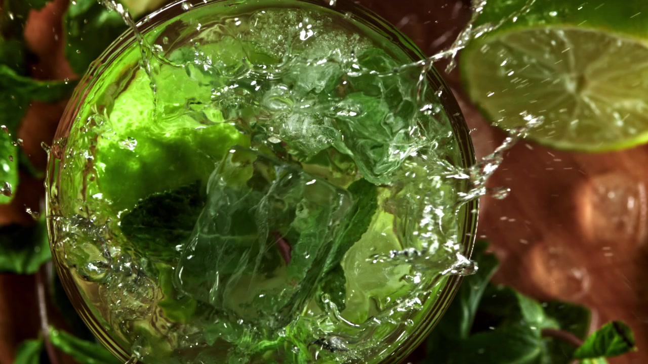 Hidastettu veden kaataminen virkistävään mojitoon