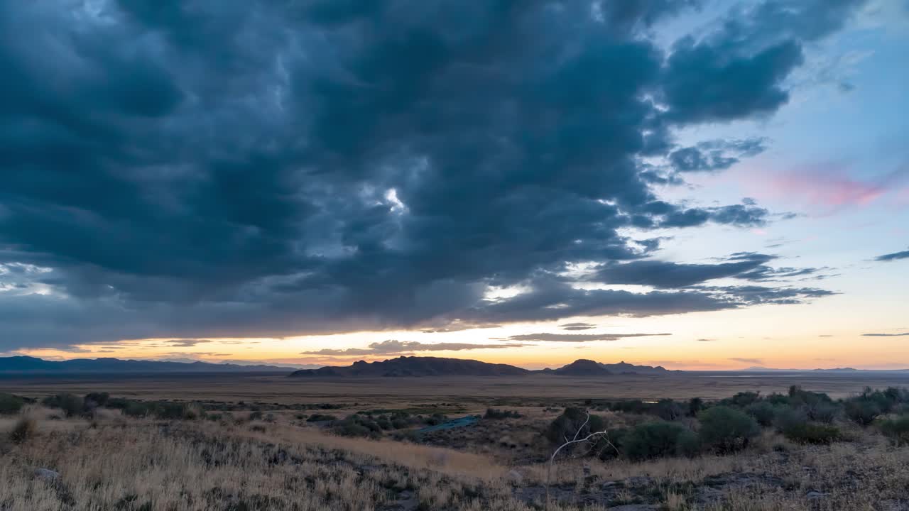 lapso de tiempo de la puesta del sol del desierto del oeste de utah por el campo de pruebas dugway a lo largo del histórico sendero pony express