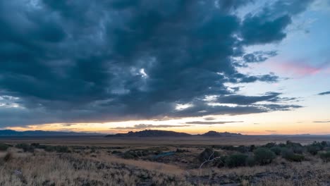 Lapso-De-Tiempo-De-La-Puesta-Del-Sol-Del-Desierto-Del-Oeste-De-Utah-Por-El-Campo-De-Pruebas-Dugway-A-Lo-Largo-Del-Histórico-Sendero-Pony-Express