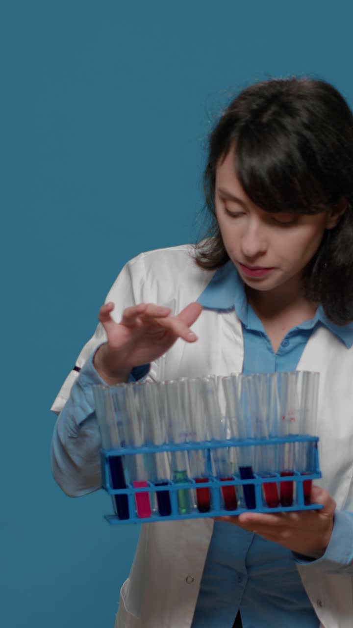 Científico que trabaja con tubos de ensayo