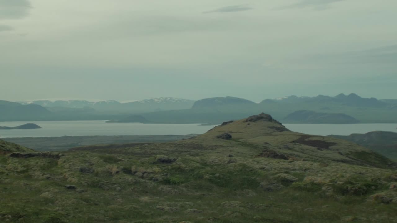 hermoso paisaje de islandia, movimiento de cámara, panorámica de cámara de izquierda a derecha, sin personas, plano medio ancho