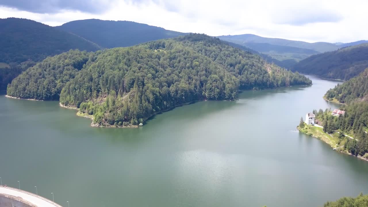 거대한 해변 댐을 드러내는 공중 드론 샷