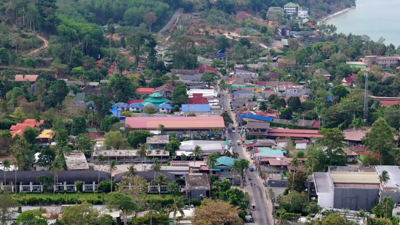Filmagem aérea com drone da ilha de Koh Chang, vila de Kai Bae, com estradas, lojas, acomodações em hotéis e telhados