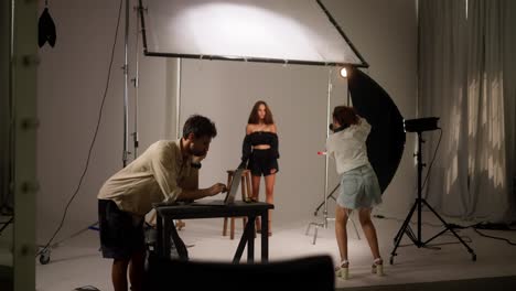 detrás de las escenas de una sesión de fotografía de moda