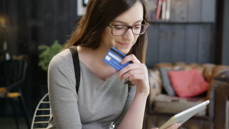 mujeres que compran en línea usando tabletas y