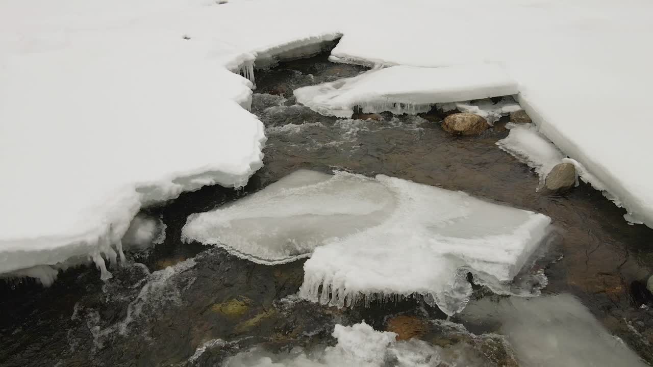 río durante el invierno con nieve