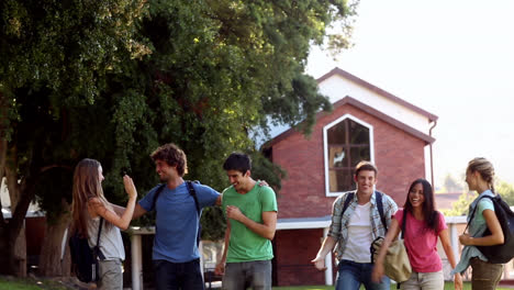estudiantes saltando de alegría afuera